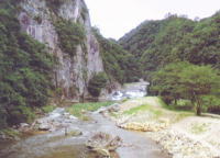 荒々しい景色のベスク川