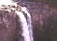 運河へ繋がる大きな滝