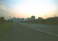 夕日と商業センター街